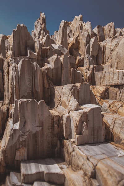 风景摄影的棕色岩石
